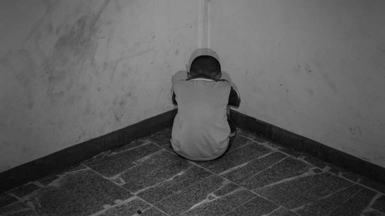 Σιδέρωσε τον ...γιο της επειδή δεν έκανε τα μαθήματά του