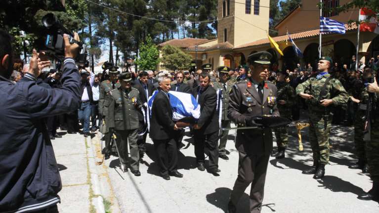 Ράγισαν καρδιές στην κηδεία του άτυχου ταγματάρχη στη Λάρισα