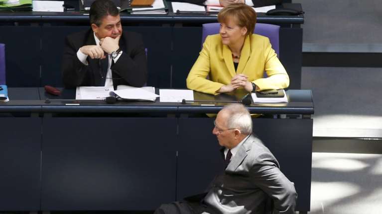 SZ: Ο Σόιμπλε έπεισε τη Μέρκελ για έξοδο του ΔΝΤ από την Ε.Ε.