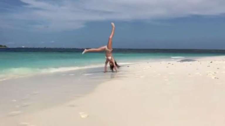 Η Αθηνά Οικονομάκου δείχνει το ταλέντο της στα... ακροβατικά [Βίντεο]