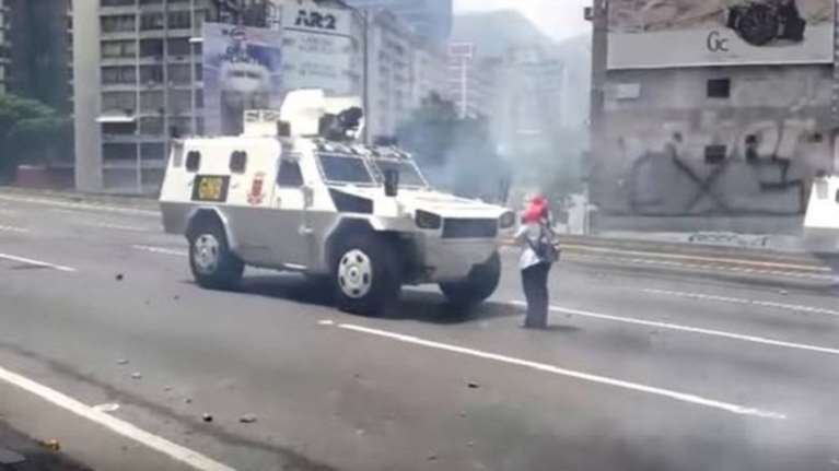 Βενεζουέλα: Στέκεται ακίνητη μπροστά στο τεθωρακισμένο όχημα