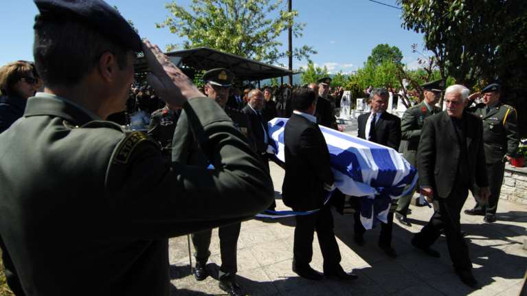 Βαρύ κλίμα και συγκίνηση στην κηδεία του ταγματάρχη Αδάμου στην Καρδίτσα