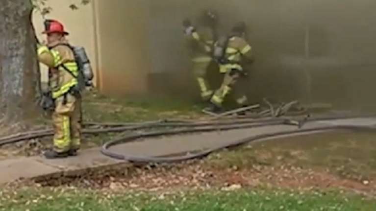 Πυροσβέστης έπιασε το μωρό στον αέρα!