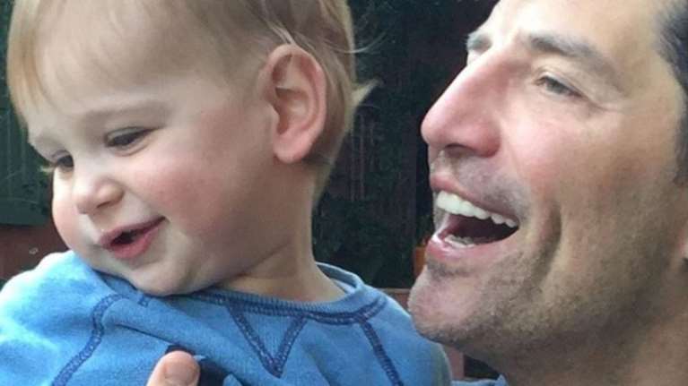 Ο Σάκης Ρουβάς αποκάλυψε το όνομα του γιου του, που σήμερα γίνεται 1 έτους