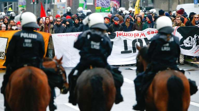 Κόλαση στην Κολωνία: Χιλιάδες διαδηλωτές κατά των ακροδεξιών