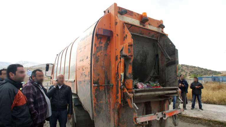 Απίστευτο: Πέταξαν κατά λάθος τα λεφτά και τα βρήκαν σε απορριματοφόρο