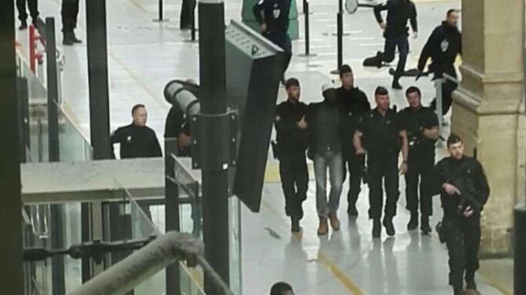 Συναγερμός στο Παρίσι: Άνδρας απείλησε αστυνομικό με μαχαίρι