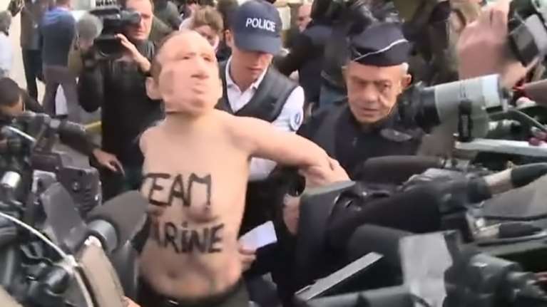 Oι Femen «ξαναχτύπησαν» την ώρα που ψήφιζε η Λεπέν