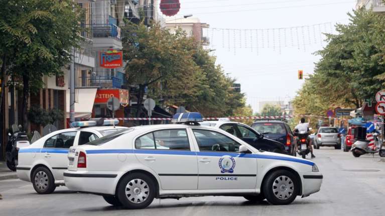 Eισβολή κουκουλοφόρων στα γραφεία της Καθημερινής στη Θεσσαλονίκη