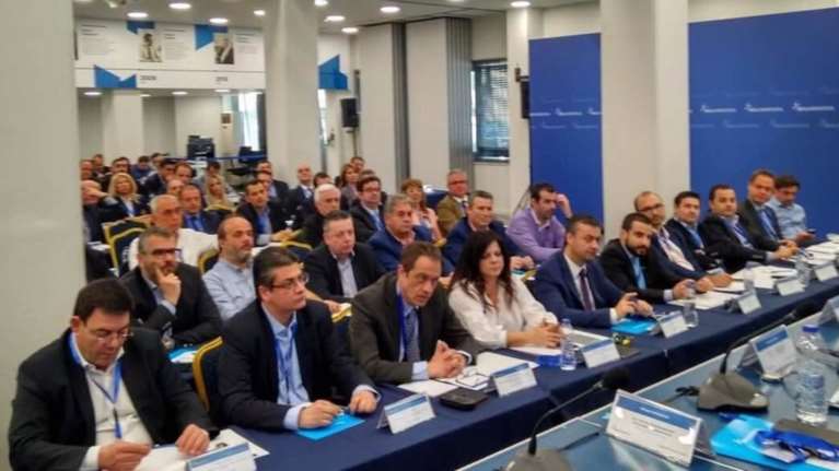 «Χτυποκάρδια» στα γαλάζια θρανία με ντοσιέ, στυλό και tablet