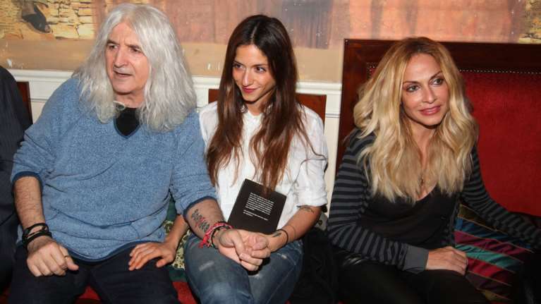 Η σπάνια φωτογραφία: Η Σοφία Καρβέλα μωρό με τη μαμά και τον μπαμπά της