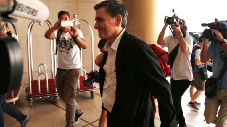 Σύναξη υπουργών στο ΥΠΟΙΚ πριν δουν τους Θεσμούς στο Hilton