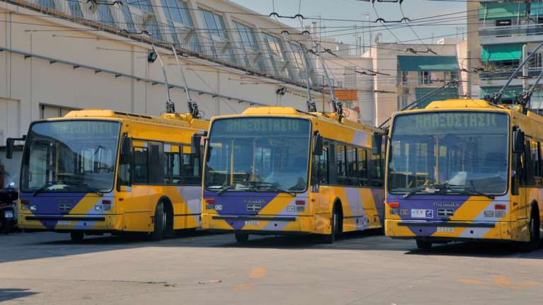 Ακίνητα τα τρόλεϊ, στάσεις στα λεωφορεία την Πρωτομαγιά