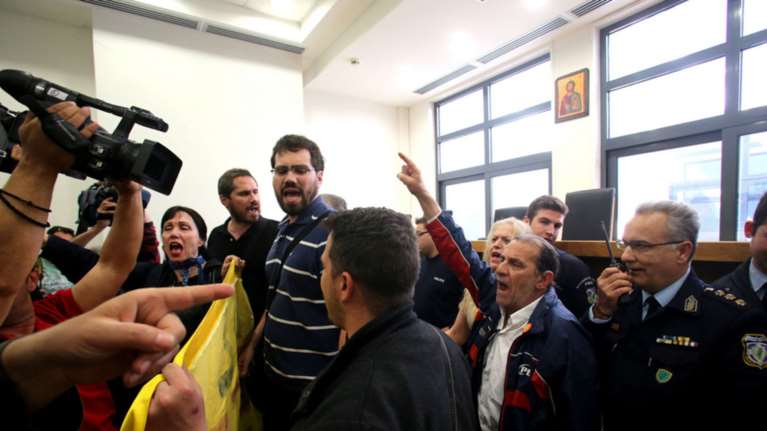 Ένταση στο Ειρηνοδικείο για τους πλειστηριασμούς (φωτό)