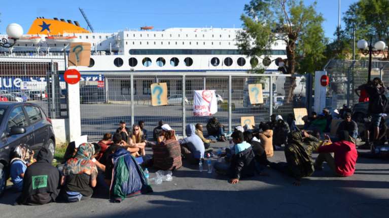 Λέσβος: Μπλόκο στο λιμάνι από μετανάστες - Δεν αναχώρησε το Blue Star