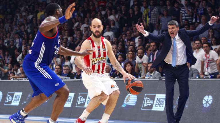 Ήττα του Ολυμπιακού από την Εφές - Στενεύουν τα περιθώρια