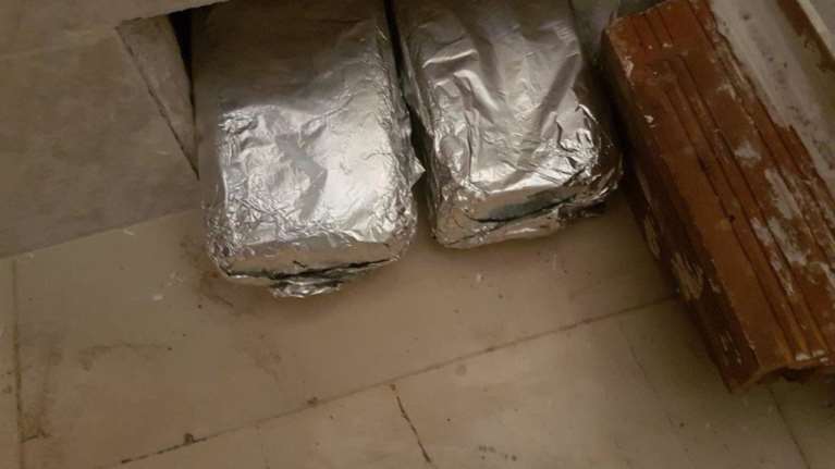 «Χτίστο μόνος σου»: Πίσω από τα πλακάκια έκρυβαν την ηρωίνη