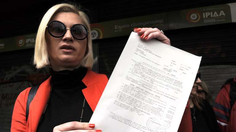 Η Ραχήλ Μακρή καταγγέλλει ότι δέχτηκε επίθεση με κλωτσιές