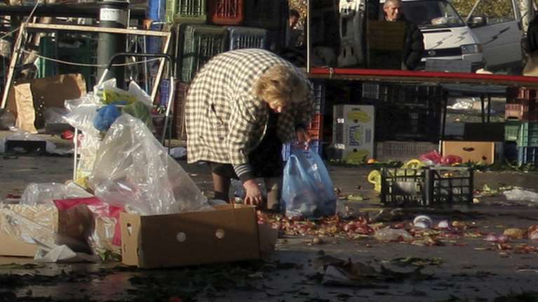 Στοιχεία-σοκ: Ένας στους τρεις Έλληνες απειλείται από φτώχεια