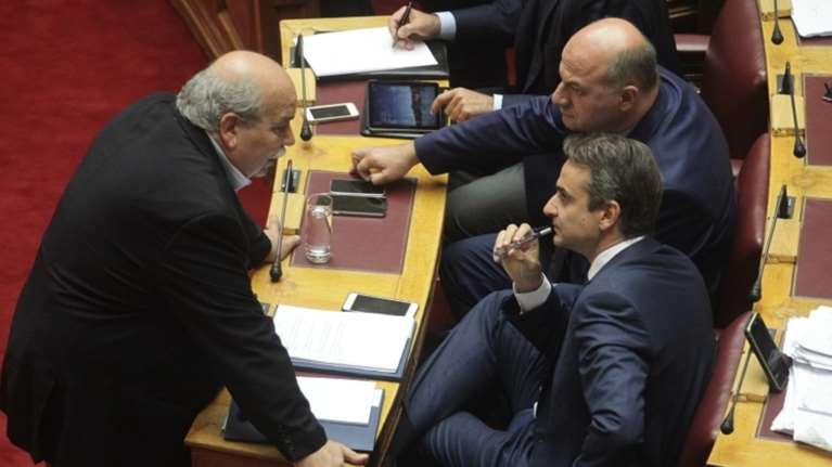 Αιφνιδιαστική επίσκεψη Μητσοτάκη στον πρόεδρο της Βουλής