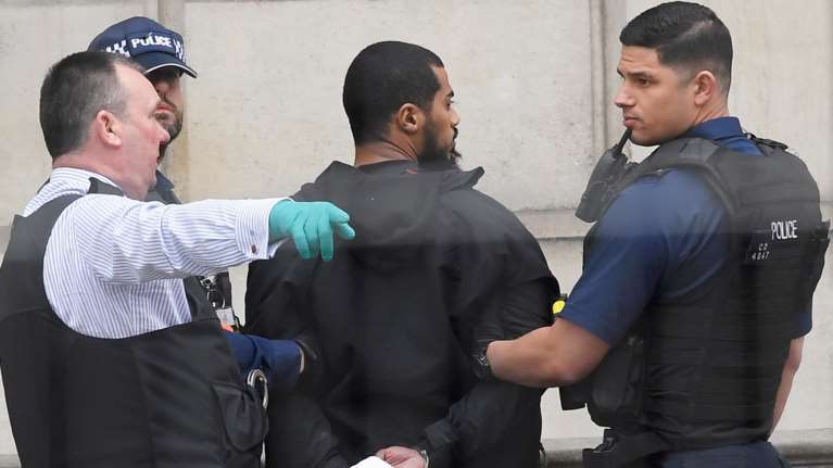 Συναγερμός στο Λονδίνο, σύλληψη άνδρα με δύο μαχαίρια