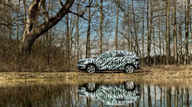 Φωτογραφικό teaser από τη Skoda για το νέο compact SUV "KAROQ"