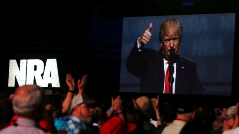 Τραμπ: Οσοι κατέχουν όπλα νόμιμα, έχουν ένα φίλο στο Λευκό Οίκο