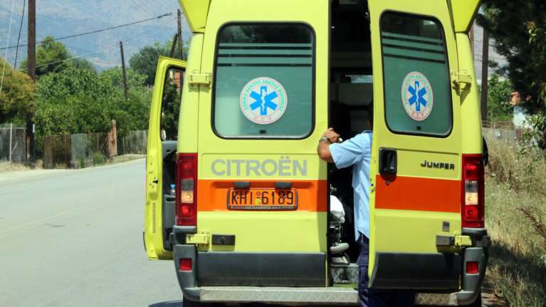 Ο οδηγός έπαθε ανακοπή, το ΙΧ εισέβαλε σε αυλή σπιτιού