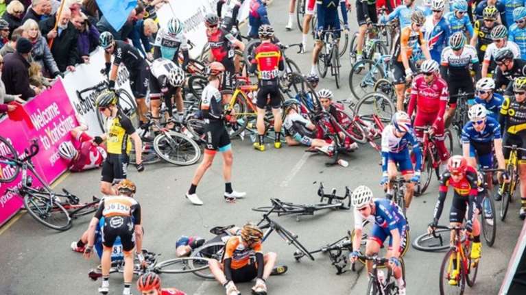 Βίντεο-σοκ: Καραμπόλα με τραυματίες σε αγώνα ποδηλασίας