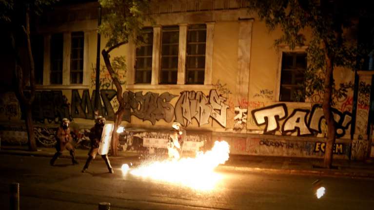 Πετροπόλεμος και μολότοφ στα Εξάρχεια