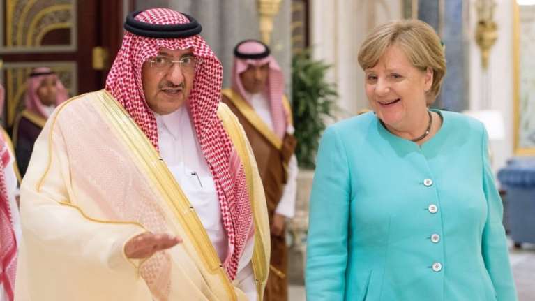 Η Μέρκελ στη Σαουδική Αραβία - φυσικά χωρίς μαντίλα