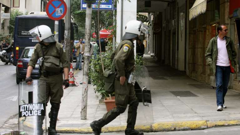 Λεωφορείο του ΟΑΣΑ «έφαγε» μολότοφ που στόχευε τα ΜΑΤ