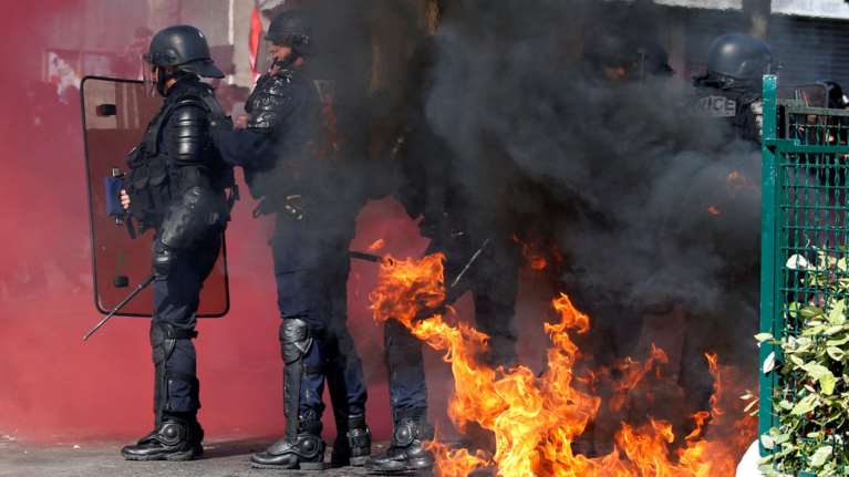 Μολότοφ και χημικά σε διαδήλωση κατά της Λεπέν στο Παρίσι