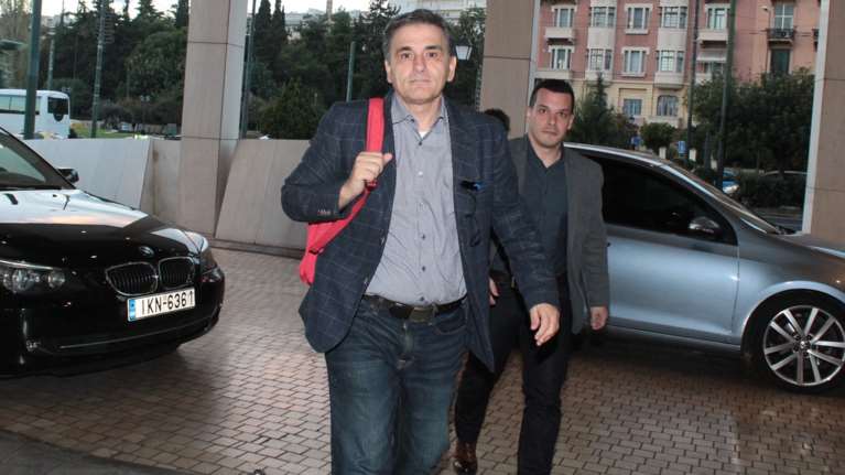 Νέα «ολονυχτία» με τους θεσμούς για να κλείσει η συμφωνία 