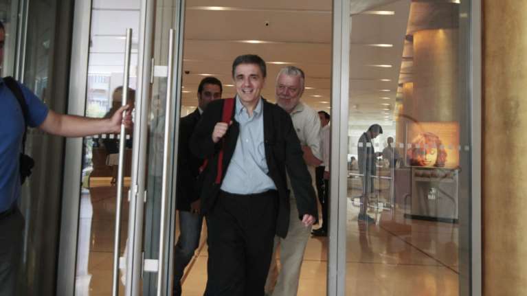 Έκλεισε η συμφωνία: &quot;Μαχαίρι&quot; έως 18% σε κύριες &amp; επικουρικές συντάξεις