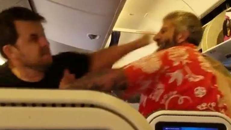Βίντεο: Άγριο ξύλο ανάμεσα σε δυο επιβάτες αεροπλάνου