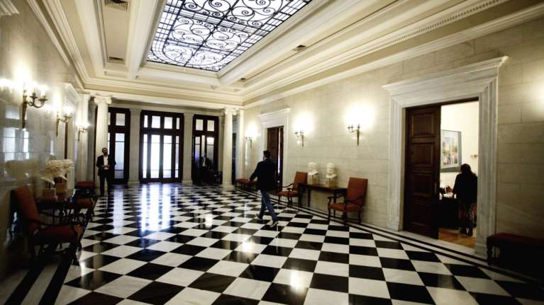 Το Μαξίμου «διαφημίζει» τα αντίμετρα, σιωπή για τα μέτρα