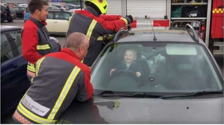 Μπόμπιρας κλείδωσε το ΙΧ, κάθησε στο τιμόνι και το διασκέδασε [φωτο]