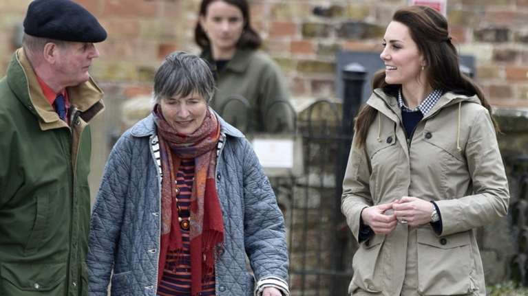 Το ανατρεπτικό ντύσιμο της Κέιτ Μίντλετον με Zara παντελόνι και μπότες