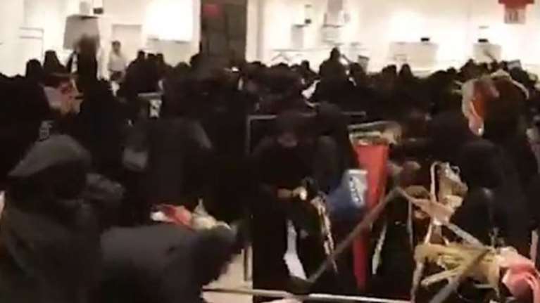 Ανελέητη μάχη γυναικών με μπούρκα μέσα σε κατάστημα με εκπτώσεις- video