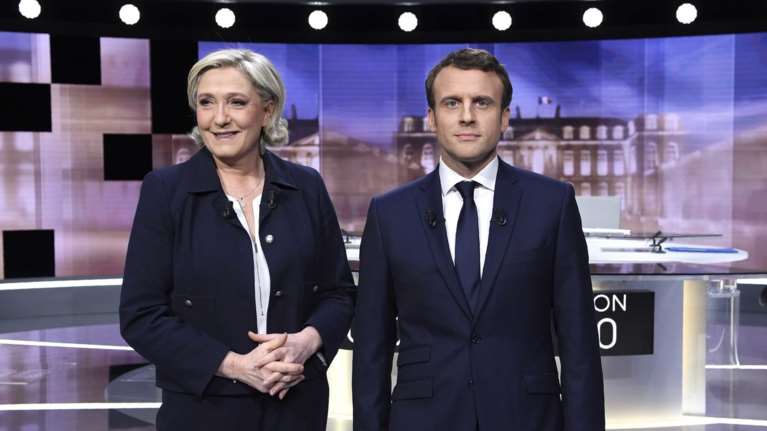 Γαλλικό ντιμπέιτ: Ανετη νίκη του Μακρόν έναντι της Λεπέν είδαν οι αναλυτές