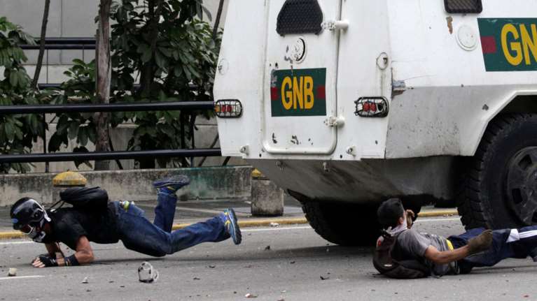 Eμπόλεμη ζώνη το Καράκας-34 νεκροί σε 1 μήνα στις διαδηλώσεις κατά Μαδούρο