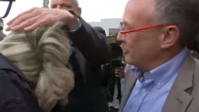 Γαλλία: Πέταξαν αβγά κατά της Μαρίν Λεπέν στη Βρετάνη video