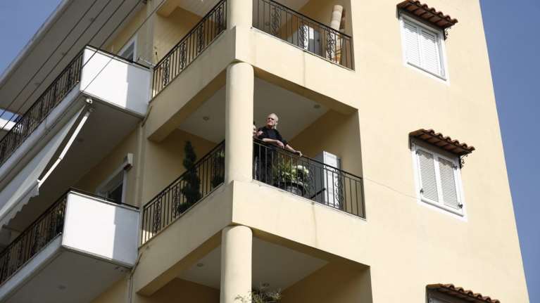 Οι αμφιλεγόμενες φωτό του Ακη στο μπαλκόνι με το γιο του