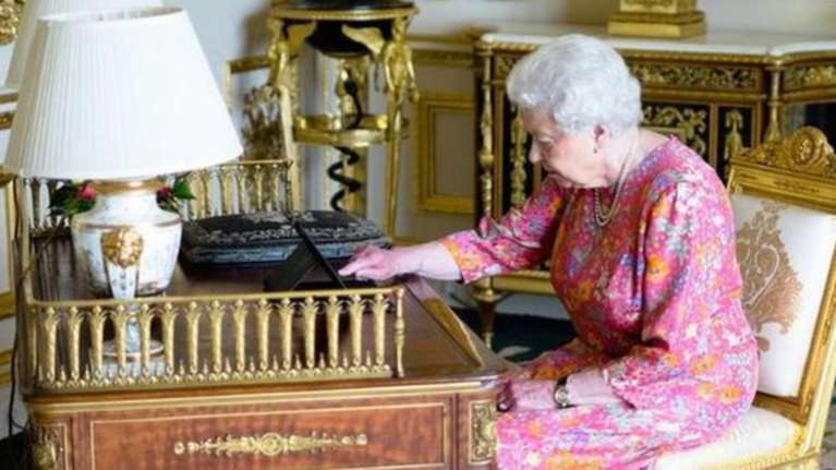 O μυστικός λογαριασμός της Βασίλισσας Ελισάβετ στο Facebook