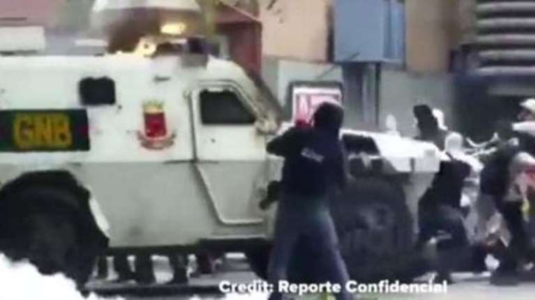 Σοκ στη Βενεζουέλα: Θωρακισμένο όχημα πατά διαδηλωτές -vid