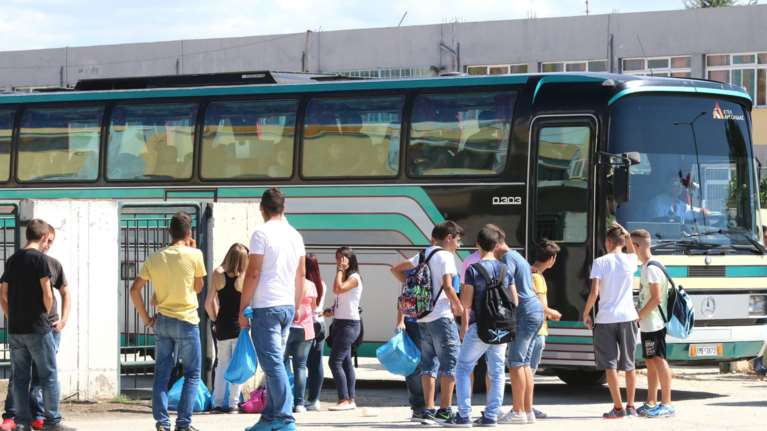 Μαθητές καταγγέλλουν ότι οδηγός ΚΤΕΛ πάτησε επίτηδες σκύλο