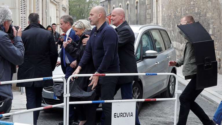 Γιούχαραν την Λεπέν έξω από ναό στη Ρενς - το tweet απάντηση