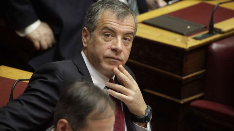 Απορία Θεοδωράκη πως το «1 δισ.» του Τσίπρα έγινε «80 εκ»