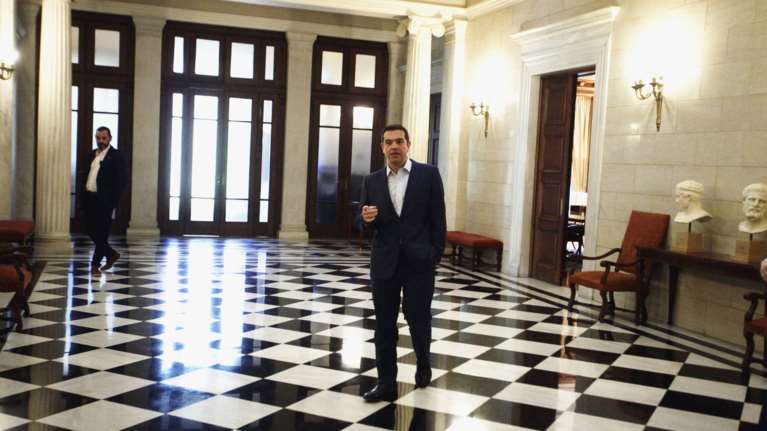 Ο εγκλωβισμός του Τσίπρα και οι υποσχέσεις του Μακρόν
